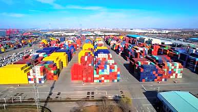 4K航拍货运港口码头集装箱物流中心视频的预览图